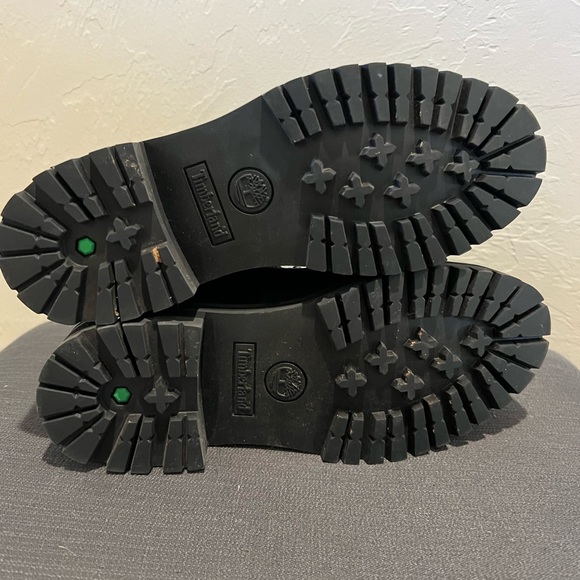 Women’s Matte Black Timberland lace up boots - Picture 2 of 3